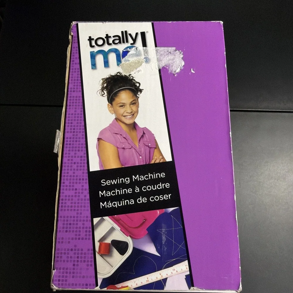 Totally Me! Toy Singer Sewing Machine & Case Toys R Us T2202 New (box damage) 6+